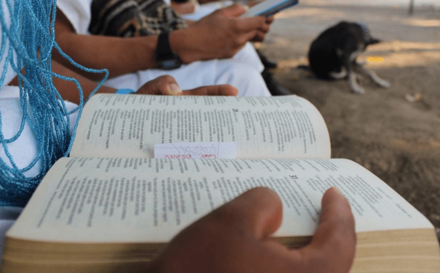 Cristãos na Colômbia leem a Bíblia